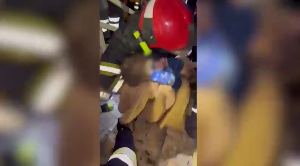 Un băiețel în vârstă de 3 ani a fost scos în viață de sub ruine de către salvatorii moldoveni